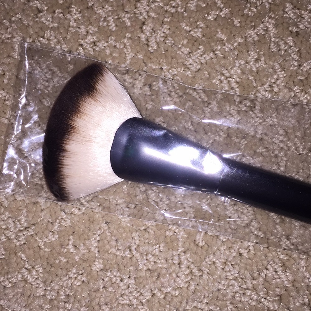 NYX highlight or bronzer brush - Picture 2 of 4